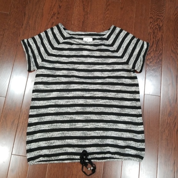 Lou & Grey Tops - Lou & Grey short sleeved drawstring top